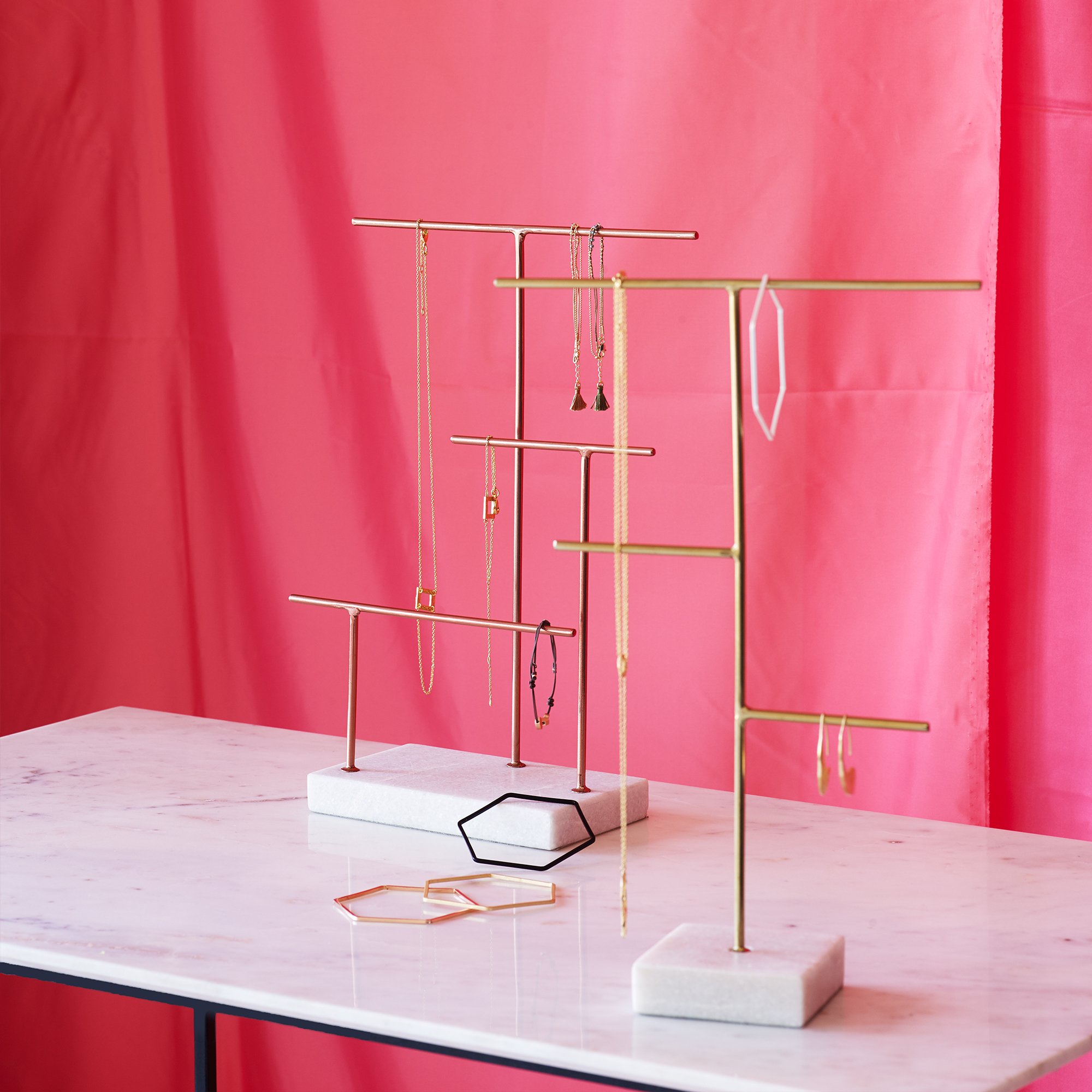 Oliver Bonas ジュエリースタンド Three Arm Gold & Marble Base Jewellery Stand | Oliver Bonas