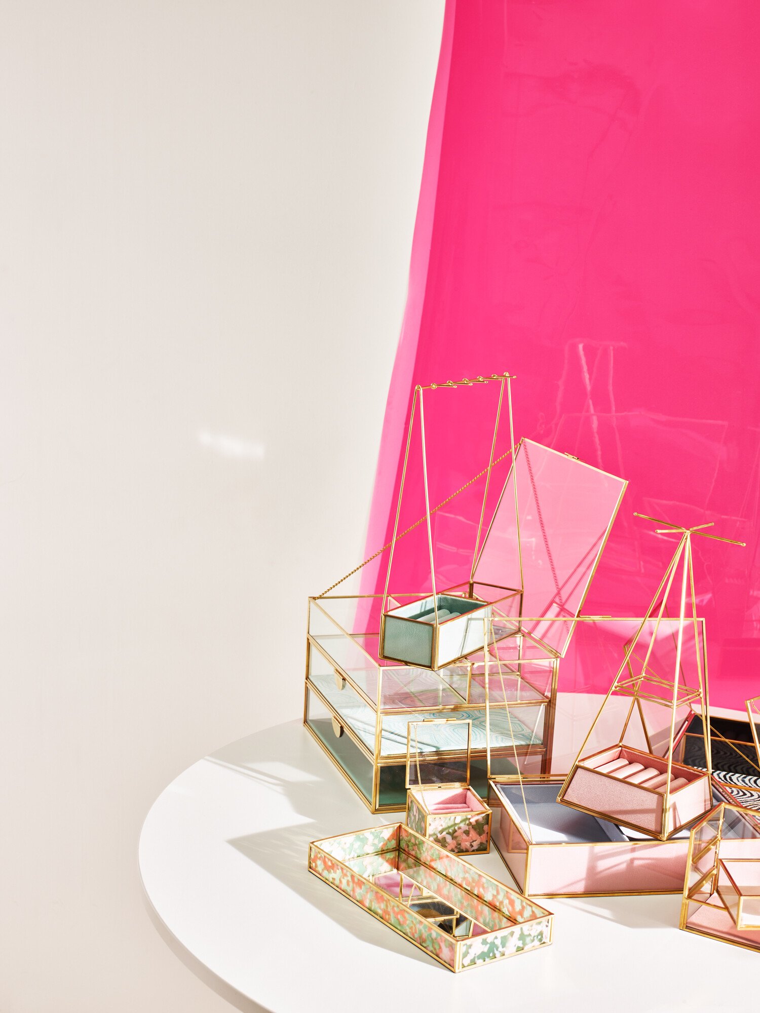 Oliver Bonas ジュエリースタンド Gold & Glass Green Resin Jewellery Stand | Oliver Bonas
